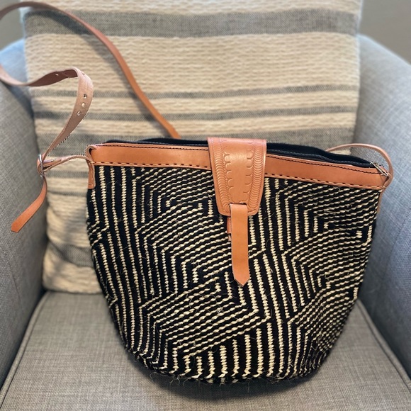 Woven geometric design bag - Picture 1 of 8